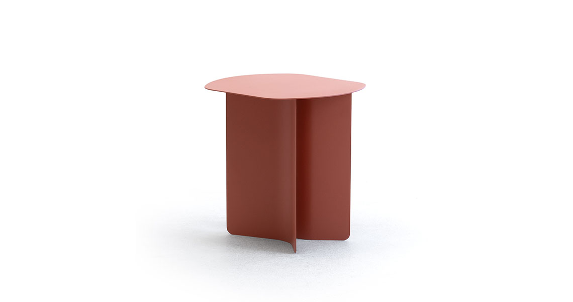 farbiger-couchtisch-m-modernem-style-metallgestell-slim-img-03