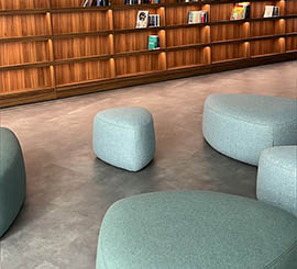 Pouf fÜr Open-Space in BibliotheksmÖbeln