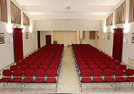 Mobile Stühle und Bänke für den Gemeindesaal, Mehrzweckräume Cortina