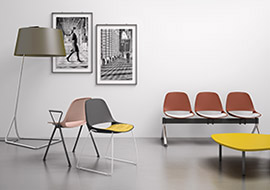 Bänke und Sitzgelegenheiten auf einem Kunststoff-Monocoque-Träger in minimalem Cosmo-Design